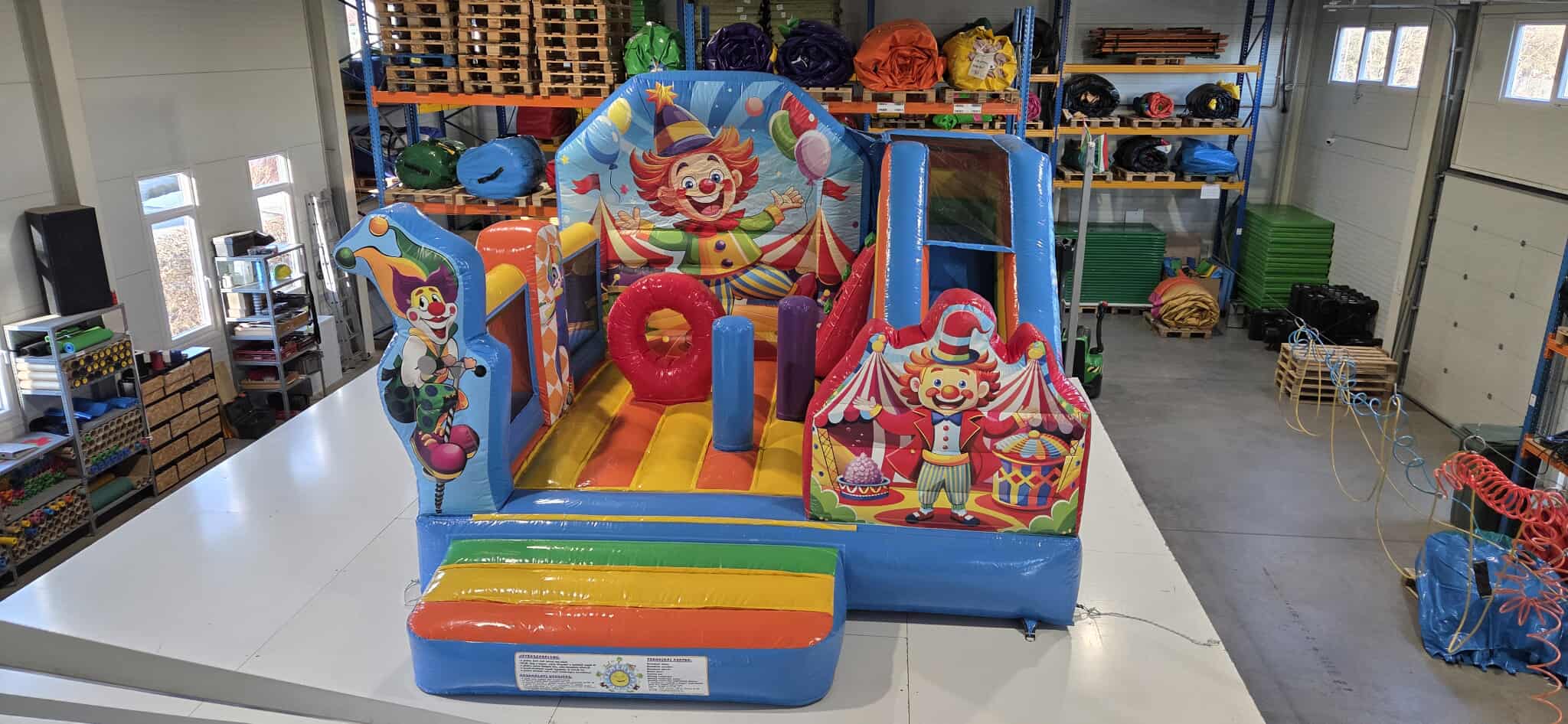 Cirkusz csúszdás ugráló