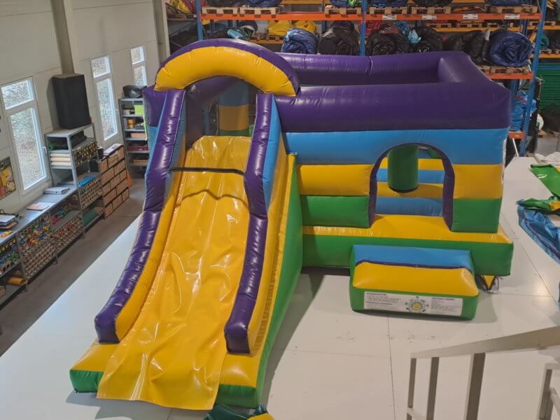 Szivárvány csúszdás ugrálóvár